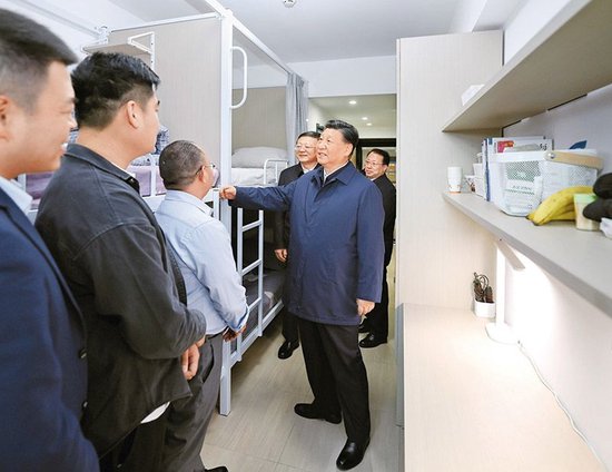 2023年11月28日至12月2日，中共中央總書記、國家主席、中央軍委主席習近平在上海考察。這是11月29日下午，習近平在閔行區新時代城市建設者管理者之家考察時，在社區宿舍型出租房源租戶的住房，瞭解在此居住的城市一線工作者的生活狀況。 新華社記者 鞠鵬/攝