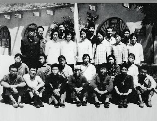 1975年,时任梁家河大队党支部书记习近平(后排右三)和北京及本地知青。