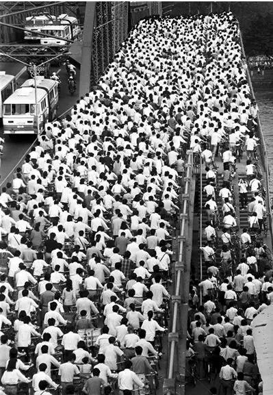（图为1988年广州海珠桥拥挤的自行车交通）