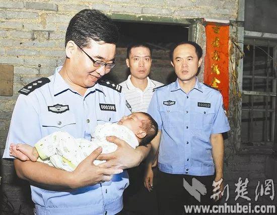 陈士渠抱着被解救出来的婴儿