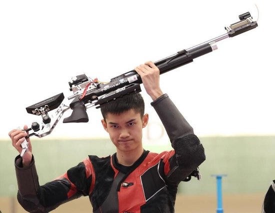 中國隊18歲小將盛李豪在男子10米氣步槍個人賽中刷新世界紀錄並奪冠。新華社記者 賈浩成 攝