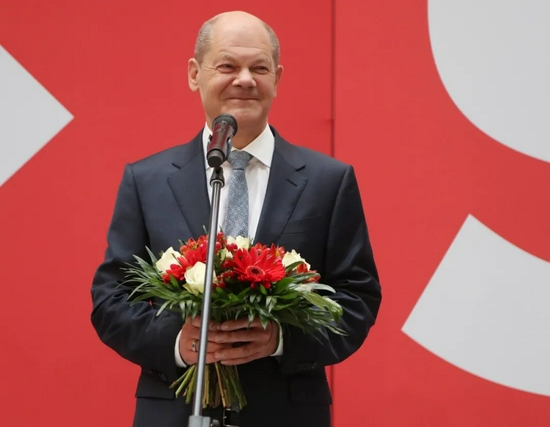  当地时间9月27日，社民党总理候选人肖尔茨出席发布会。/IC photo