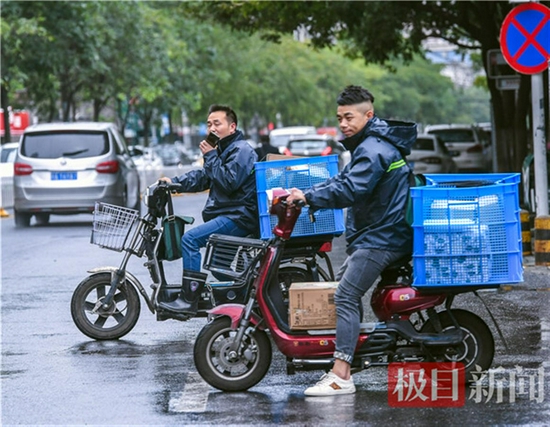 快递员正在洪山区卓刀泉街送快件