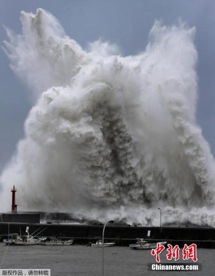 当地时间9月4日，日本高知县海岸的掀起巨浪。