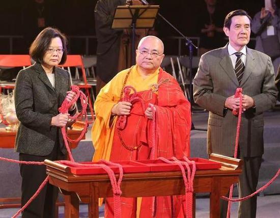 去年,“双英”一起敲钟时互那彼此当空气。同框后蔡径直离去,马被热情群众包围。