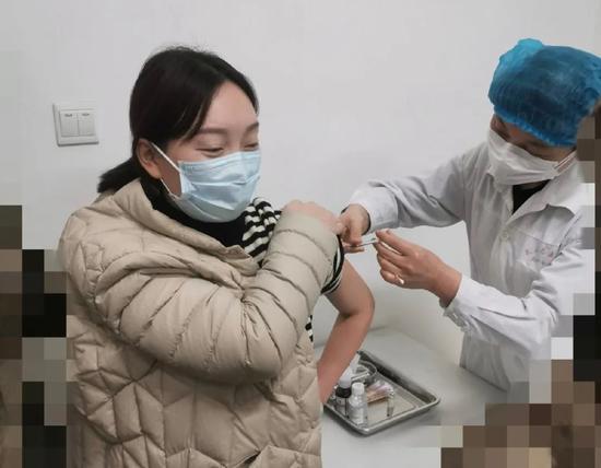 与新冠病毒赛跑的人
