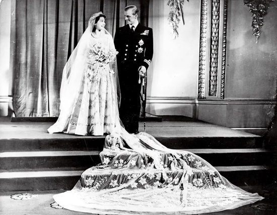 1947年11月20日，伊丽莎白公主与菲利普亲王举行婚礼。