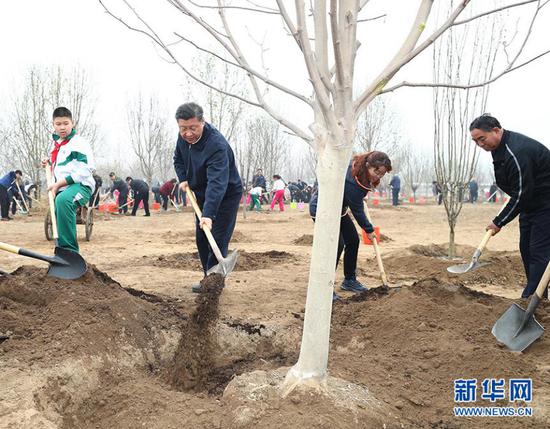 2018年4月2日，习近平来到北京市通州区张家湾镇参加首都义务植树活动。（图片来源：新华社）