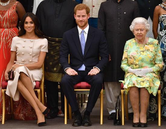 梅根与女王一同出席活动时，坐姿被批。