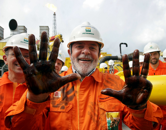 ·2008年9月，在巴西朱巴特油田视察的卢拉向媒体展示自己沾满原油的双手。
