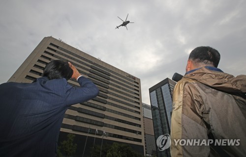 资料图：直升机飞过首尔上空。（韩联社）