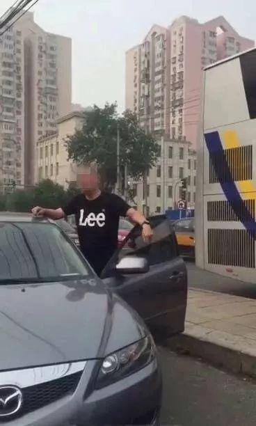 司机闯非机动车道还辱骂路人 北京警方出手刑拘