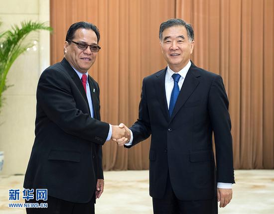 4月24日，全国政协主席汪洋在北京会见密克罗尼西亚联邦国会议长西米纳。 新华社记者李涛摄