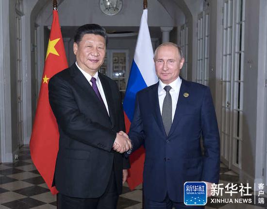 7月26日，国家主席习近平在南非约翰内斯堡同俄罗斯总统普京举行会晤并共进晚餐。新华社记者 李涛 摄