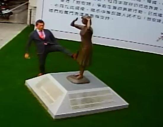 藤井实彦脚踹台南慰安妇铜像。(台湾“东森新闻云”)