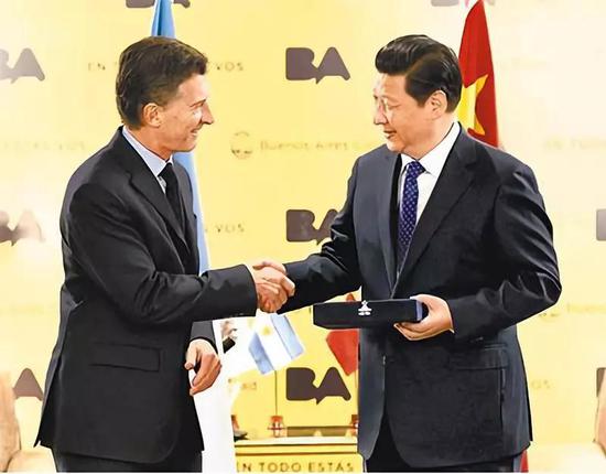△马克里是习近平的老朋友。四年前访问阿根廷时,习近平就是从时任布宜诺斯艾利斯市长的马克里手中接受该市授予的城市钥匙。(新华社记者马占成拍摄)
