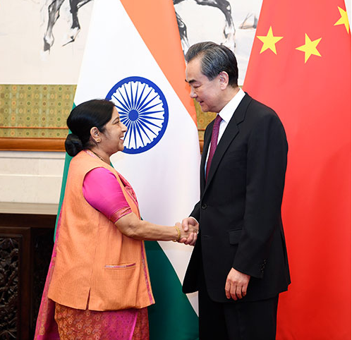 国务委员兼外交部长王毅在北京与印度外长斯瓦拉吉举行会谈 图自外交部网站