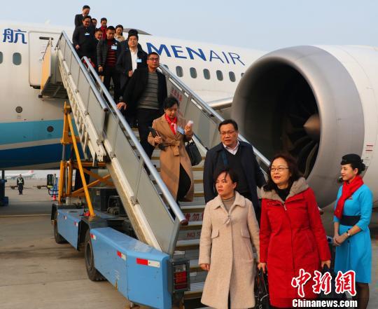 十三届全国人大二次会议浙江代表团抵达北京 汪恩民 摄