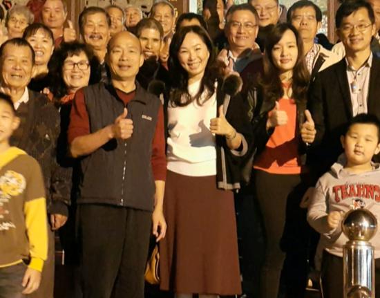 韩国瑜与妻子女儿(图源:东森新闻云)