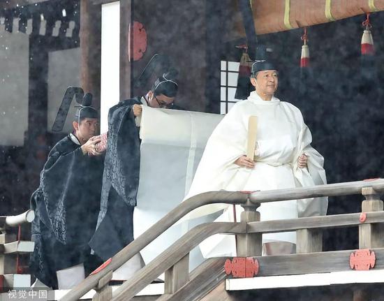 日本天皇德仁即位大典前，大雨中赴皇居“贤所”祭拜天照大神。/视觉中国