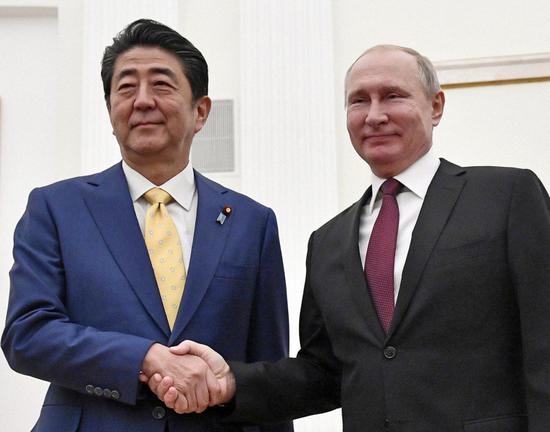 1548808816546965.jpg 安倍同普京会谈(法新社)