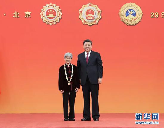 9月29日,习近平向樊锦诗颁授奖章