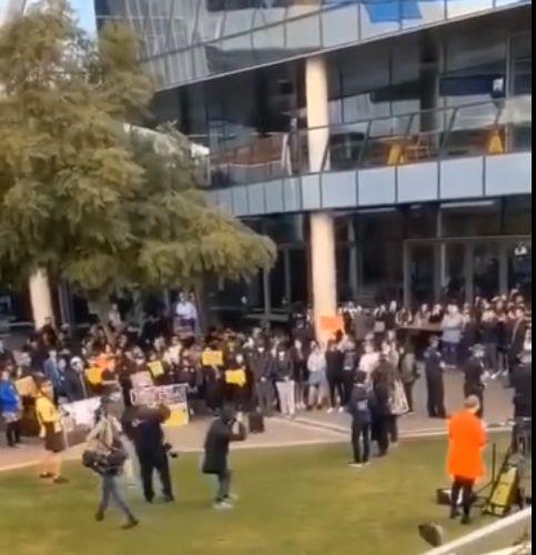 16日南澳大学集会现场,注意右下角“红衣女子”,后文会提到