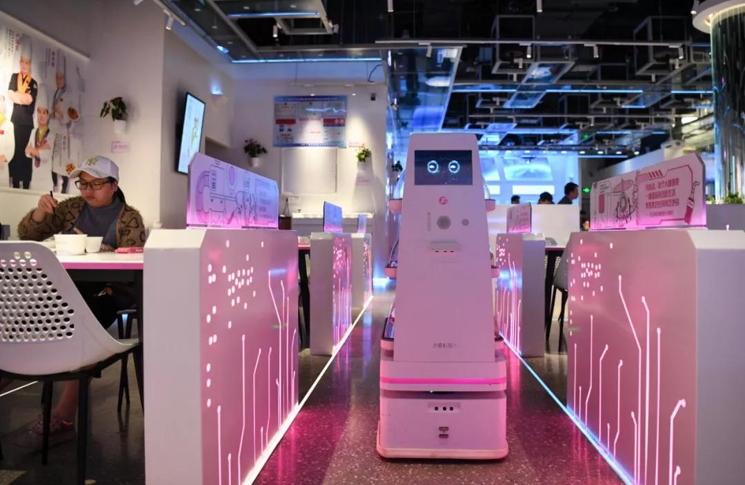 ▲機器人餐廳的送餐機器人(新華社)