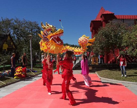 远东风采街上表演舞龙的俄罗斯年轻人（新华社记者蒋国鹏摄）