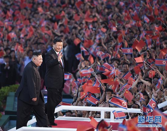 6月20日晚,中共中央总书记、国家主席习近平和夫人彭丽媛在朝鲜劳动党委员长、国务委员会委员长金正恩和夫人李雪主陪同下,在平壤“五一”体育场同朝鲜各界群众一道观看大型团体操和艺术演出。 新华社记者 燕雁 摄