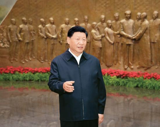 2019年9月12日,中共中央总书记、国家主席、中央军委主席习近平视察中共中央北京香山革命纪念地。这是习近平在香山革命纪念馆参观《为新中国奠基》主题展览,并发表重要讲话。 新华社记者 黄敬文/摄