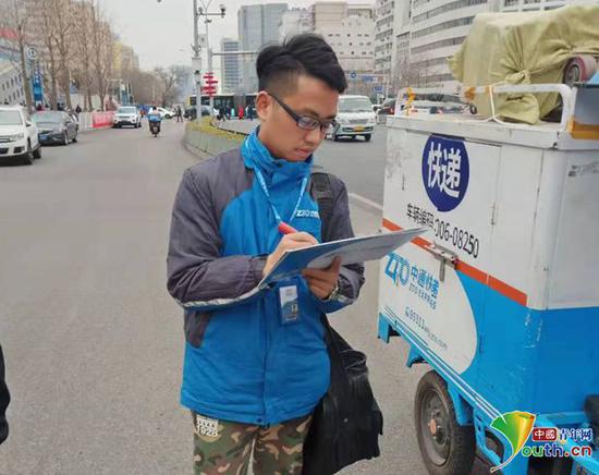 工作中的焦德鹏。本人供图