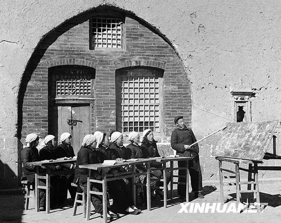 (图为1952年山西省平顺县西沟村李顺达农林畜牧生产合作社的妇女识字小组在上课 新华社记者陈之平摄)