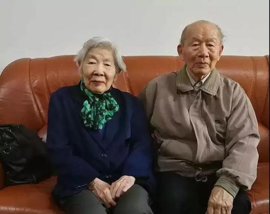 ·崔崑(右)和妻子朱慧楠