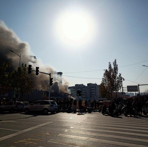 郑州一处仓库着火，现场浓烟滚滚！警方最新通