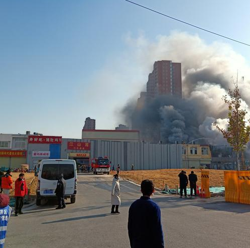 郑州一处仓库着火，现场浓烟滚滚！警方最新通