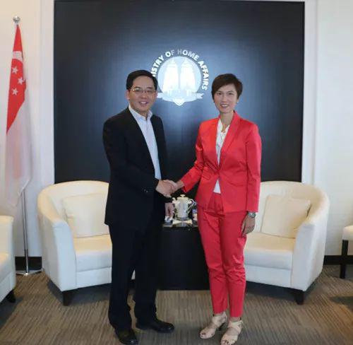 2018年7月17日，洪小勇大使拜会新加坡人力部长兼内政部第二部长杨莉明