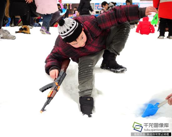 龙潭冰雪节，市民积极参与趣味运动，感受冰雪独特魅力。赵承顺摄