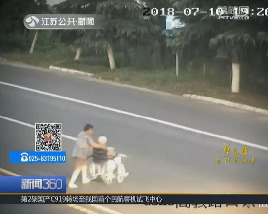忽然一辆白色轿车快速驶过,霎时,画面上就只剩下了坐在轮椅上的老人。