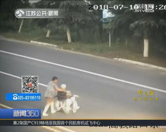 女子推坐轮椅母亲横穿马路 老人一回头女儿不见了