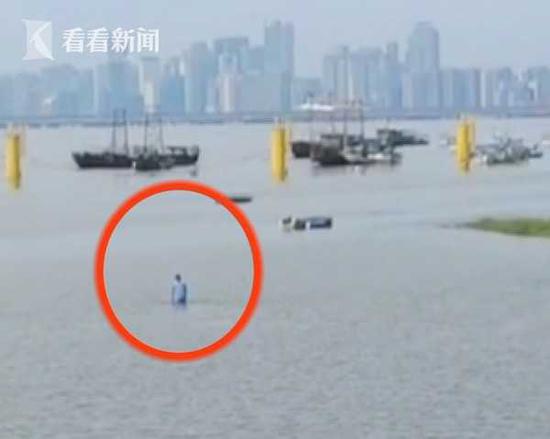 54岁城管正巡逻执勤 突然跳下车冲进江里...