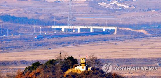 韩国火车时隔10年再抵板门站 朝鲜火车迎接(图)