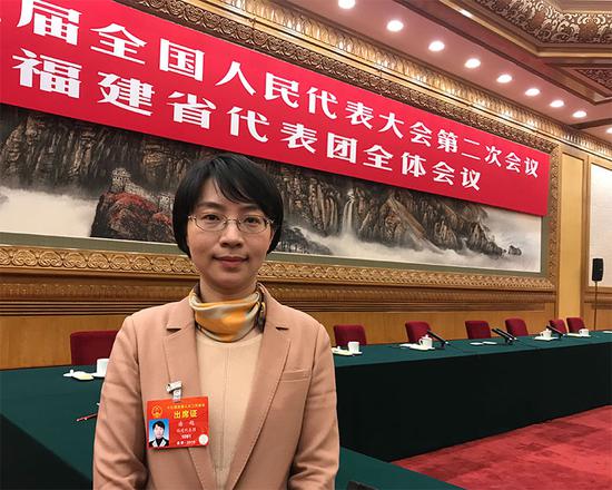 △潘越代表。她任教于厦大经济学院金融系,而潘维廉教授任教于管理学院,两人有着许多交集。会后她告诉《时政新闻眼》,当天早上她还和潘维廉教授通过一次电话。