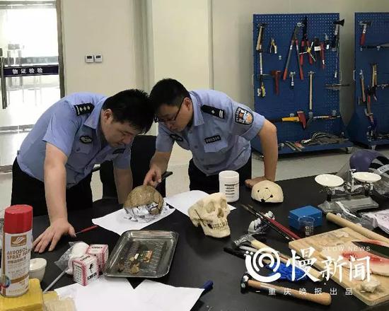 ▲周洋(左)和李卡纳拼接颅骨碎片,从骨折线上还原死者受伤过程