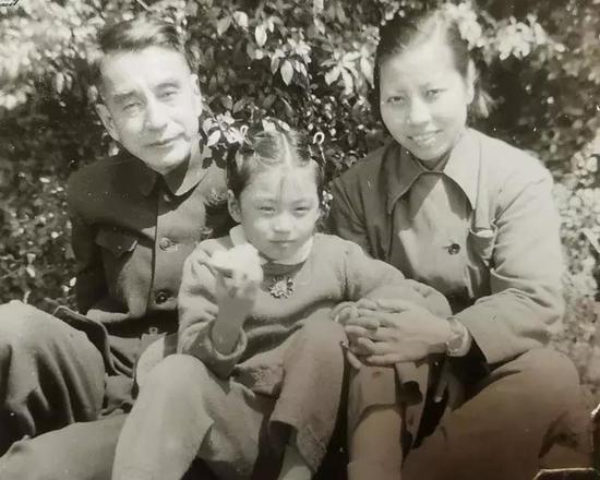  新中国成立初期小管姐姐与父亲管易文和母亲黄范合影。