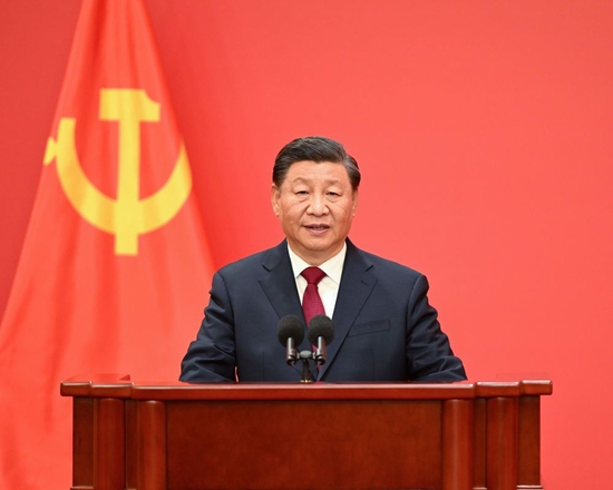 10月23日,刚刚在中国共产党第二十届中央委员会第一次全体会议上当选的中共中央总书记习近平和中共中央政治局常委李强、赵乐际、王沪宁、蔡奇、丁薛祥、李希在北京人民大会堂同采访中共二十大的中外记者亲切见面。这是习近平发表重要讲话。新华社记者 李学仁 摄