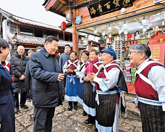 2025年3月19日至20日，中共中央總書記、國家主席、中央軍委主席習近平在雲南考察。這是19日下午，習近平在麗江古城考察時，與當地居民親切交流。 新華社記者 燕雁/攝