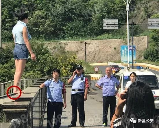 轻生女子脚后跟已悬空 接下来一幕像大片一样惊险