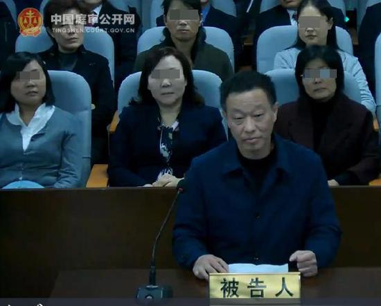 38a2821e5c812b181d8ef4c33267481f.png 出庭受审的社旗县原副县级干部刘宝鑫。图片/中国庭审公开网截屏