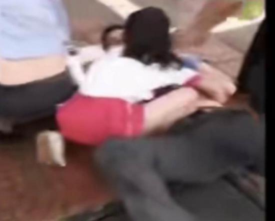 女孩跪求交警“不要打爸爸” 警方：不存在殴打